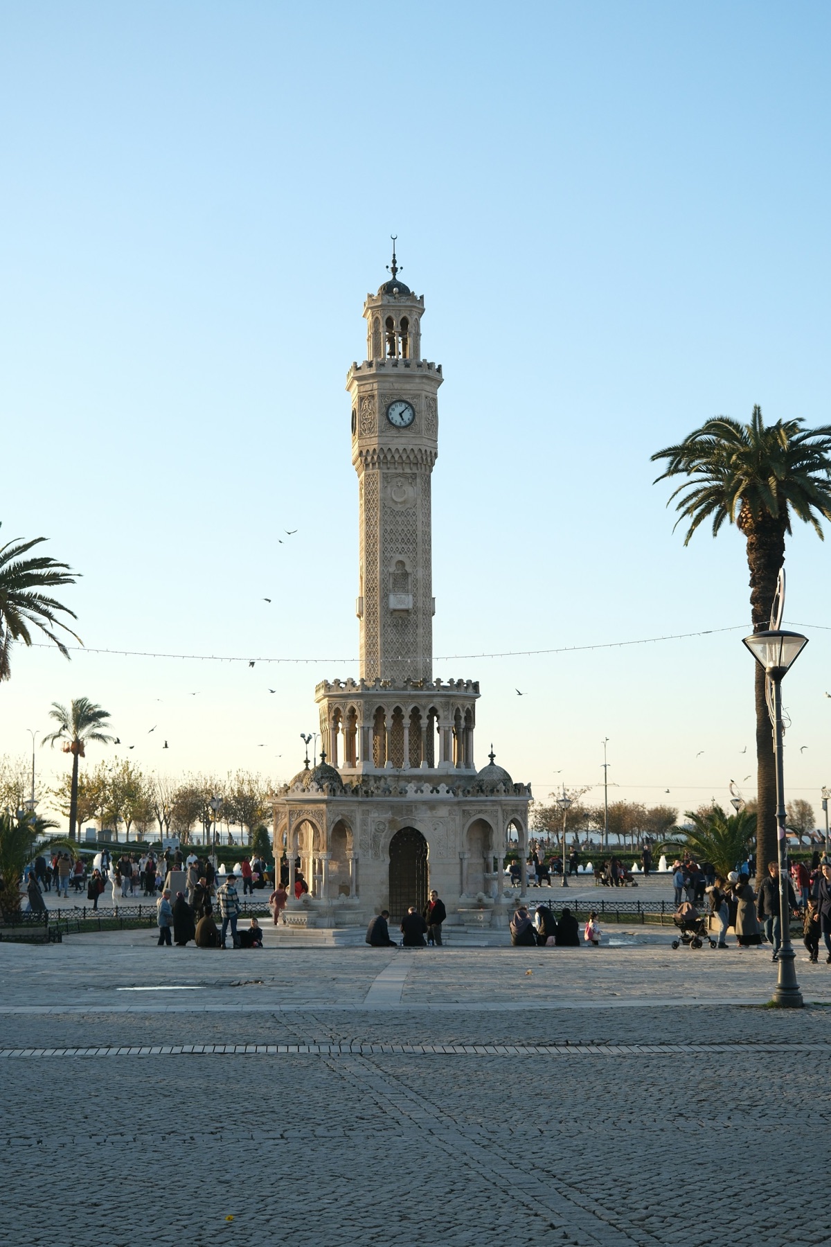 Konak Meydanı'nda İzmir Saat Kulesi ve kent yaşamı