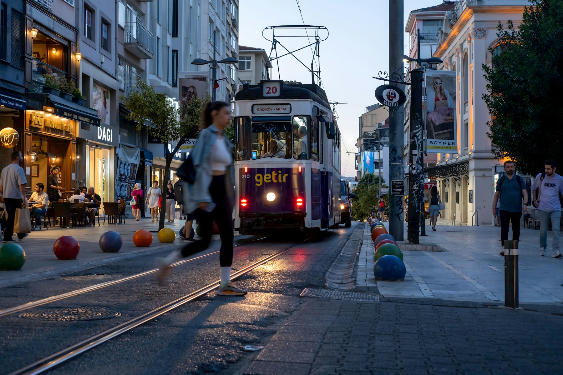 Kadıköy Moda Caddesi'nde nostaljik tramvay ve kent yaşamı