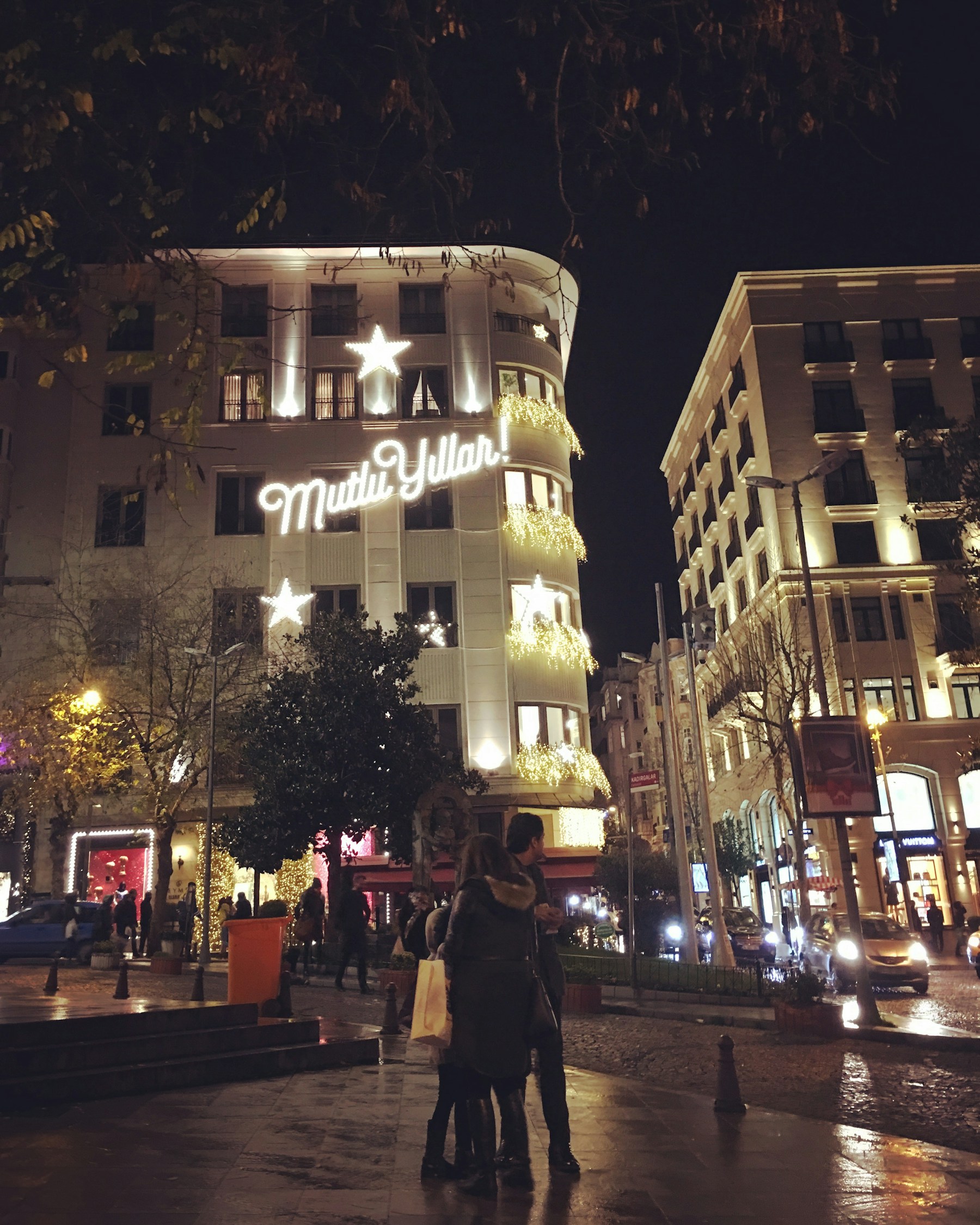 Şişli Nişantaşı'nda aydınlatılmış caddeler ve gece yaşamı