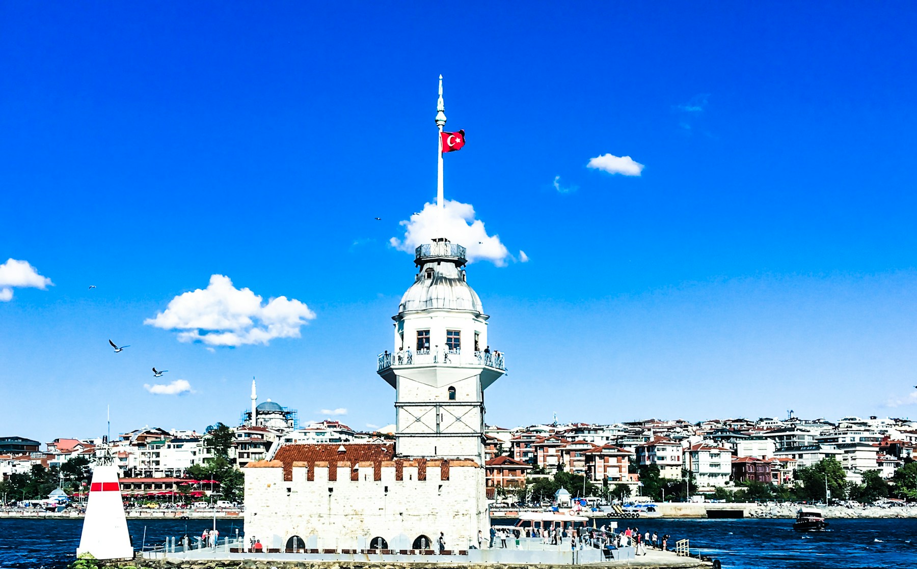 Üsküdar kıyısı önünde Kız Kulesi ve İstanbul silüeti