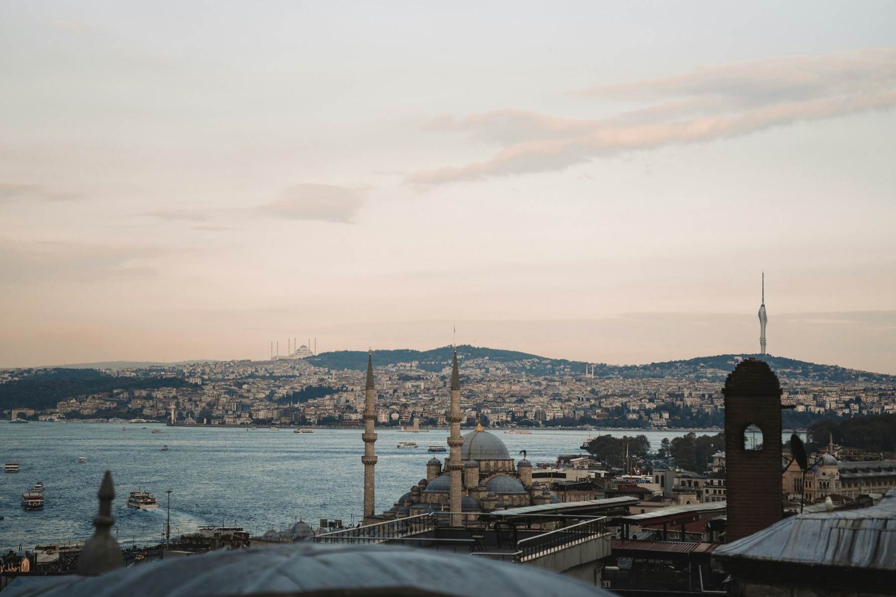 Boğaz, tarihi yarımada ve İstanbul şehir silüeti